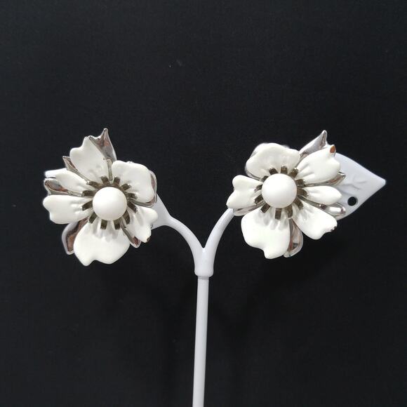 Sarah Coventry White Enamel Flower Earrings Silver Tone Clip On 1960s Vintage - Picture 5 of 10